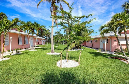 Tradewinds Cottage | West End Paradise Starfish 1 - Quaint Hotel Style Room near the Beach