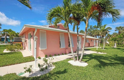 Tradewinds Cottage | West End Paradise Starfish 1 - Quaint Hotel Style Room near the Beach