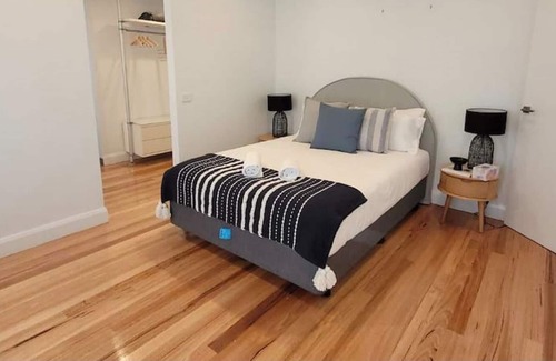 Hamlyn Heights House | West Geelong Spacious Townhouse 3 Bedrooms, Parking, Wifi