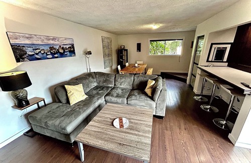 Shawnigan Lake House | West House! A beautiful lake front home with hot tub and dock.