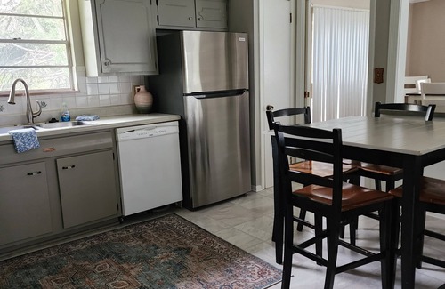 Cedar Bluff House | West Knoxville near I-40/Easy access to all Knoxville/Pet friendly/15 min to UT