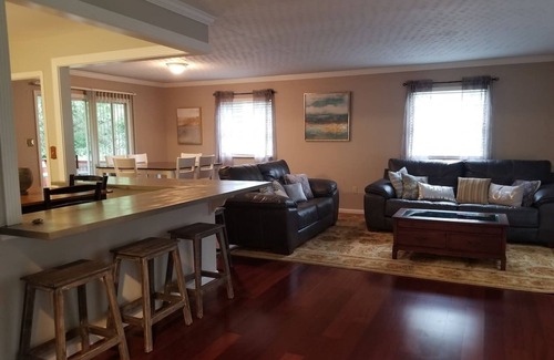 Cedar Bluff House | West Knoxville near I-40/Easy access to all Knoxville/Pet friendly/15 min to UT