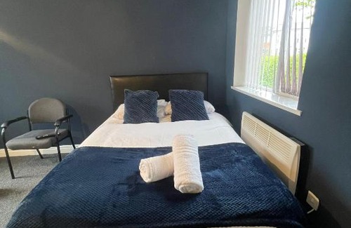Stonnall Apartment | West Midlands Studio, Sleeps 2 People With FREE Parking