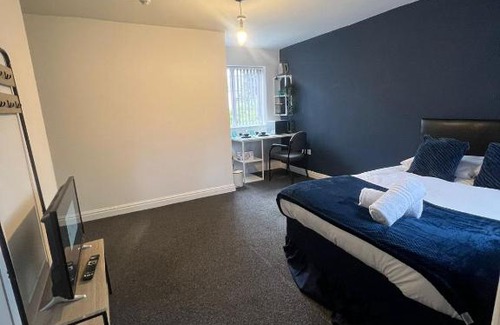 Stonnall Apartment | West Midlands Studio, Sleeps 2 People With FREE Parking