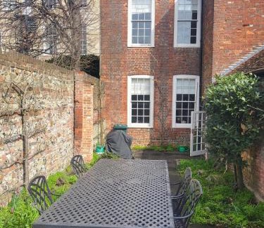 Chichester House | West Pallant Georgian Townhouse in City Centre with Courtyards, BBQ & Log Burners - Dogs Welcome! Chichester Holiday Properties