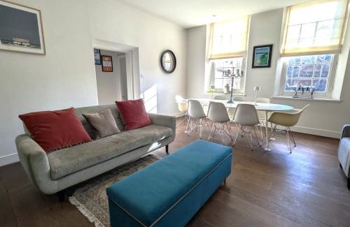 Chichester House | West Pallant Georgian Townhouse in City Centre with Courtyards, BBQ & Log Burners - Dogs Welcome! Chichester Holiday Properties