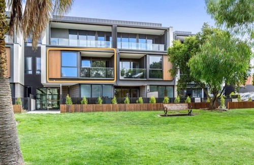 Geelong West Apartment | West Park Luxury: Perfect Geelong Stay
