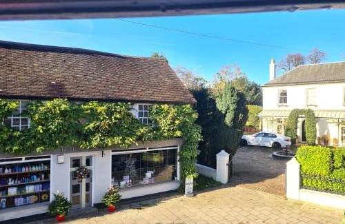 Wimborne Apartment | West Street Views #2 - Prime Location & Home office