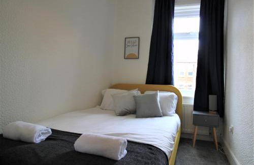 Gateshead Apartment | Westbourne - Spacious 4 bed flat with free parking
