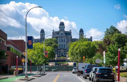 Eastside House | Westcott 3 Bed Apt in Mansion mins to SU JMA Dome