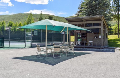 Elkhorn Village Apartment | Western Dreams
