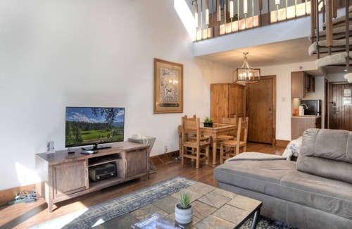 Purgatory Cabin | Western Exposure (#338) |10 min to Ski - A/C - Golf - Shared Pool & Hot Tub
