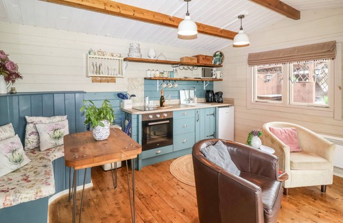 Scawton Cottage | WESTFIELD LODGE, romantic, with hot tub in Sheriff Hutton