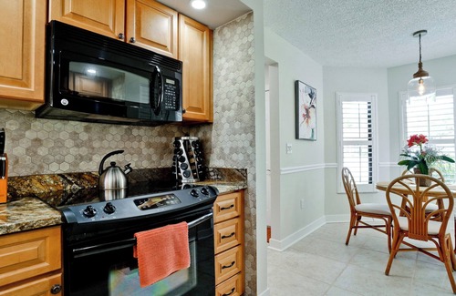 South Bradenton Apartment | WG-near Beaches and IMG, Pool, Tennis, Pickleball, Shorewalk condo 2 Bedroom/2 Bath lake view