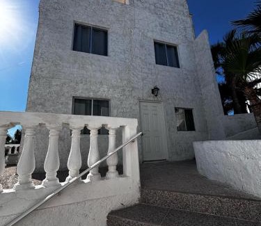 El Puerto Apartment | Whale Hill