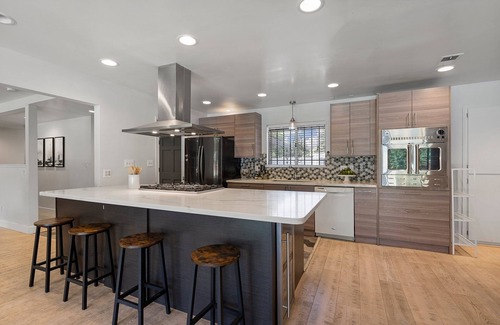 Davis House | What a Rare Find-with Pool