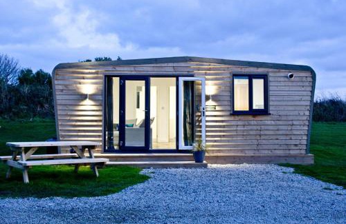 Helston House | Wheal Amelia - Free WiFi - Parking - Pet Friendly - On-site Activities