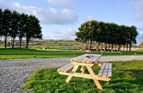 Helston House | Wheal Amelia - Free WiFi - Parking - Pet Friendly - On-site Activities
