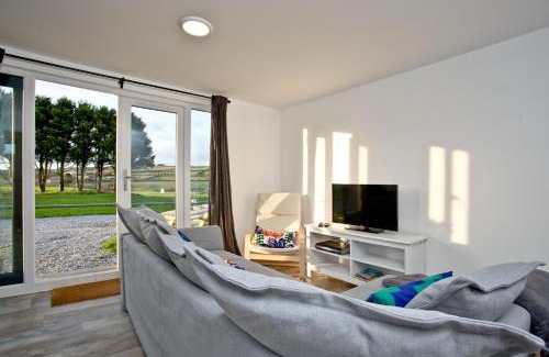 Helston House | Wheal Amelia - Free WiFi - Parking - Pet Friendly - On-site Activities