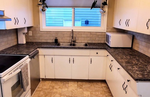 Whyte ave House | Whimsical Vintage townhouse in peaceful King Edward park *Pet Friendly!