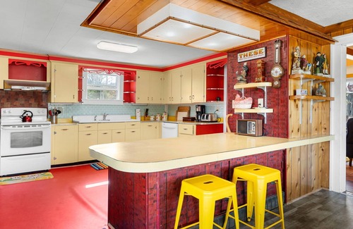 North Troy Cottage | Whimsy Cottage - Perfect ski cottage & discounted lift tickets