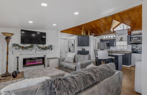 Lottie House | Whiskey Bay Hideaway Your Riverside Escape