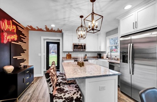 Bardstown House | Whiskey Business *Heart of Bardstown Square*