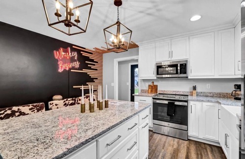 Bardstown House | Whiskey Business *Heart of Bardstown Square*