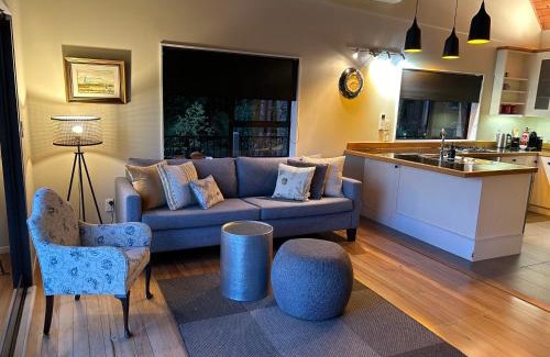 Onetangi House | Whisper Cottage
