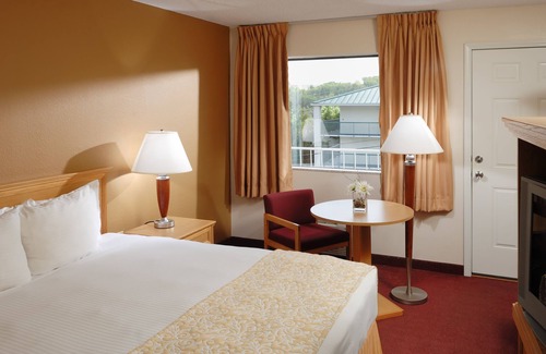 Branson Theater District Hotel | Whispering Hills Inn