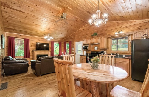 Logan Cabin | Whispering Pines 1-bedroom cabin, 4 guests, 65 acres 1/2 mile from Old Man's Cave