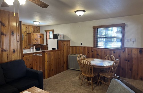 Pinetop Cabin | Whispering Pines Resort- Cabin #4