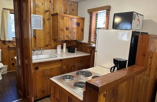 Pinetop Cabin | Whispering Pines Resort- Cabin #4