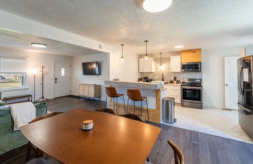 Fayetteville House | Whispering Willow Retreat - 14 min to Rafting & NRG