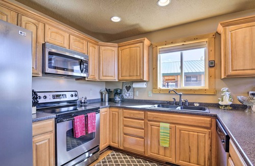 Meadow View Heights Cabin | Whistling Woods Cabin: Meadow Views + Gas Grill!