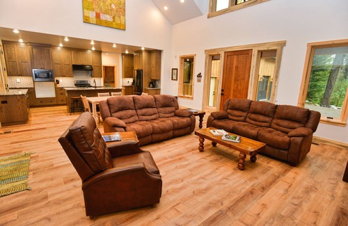 Bear Basin Estates House | White Bark Lodge - Secluded - 8 person Hot Tub - Fire Pit - WiFi