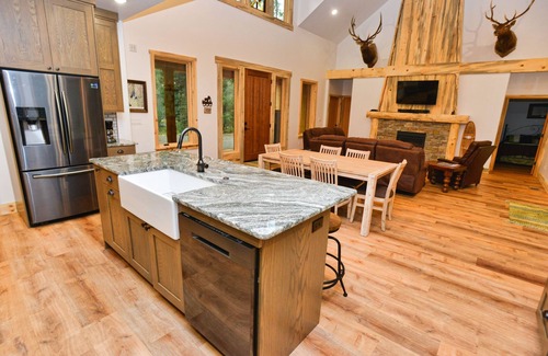 Bear Basin Estates House | White Bark Lodge - Secluded - 8 person Hot Tub - Fire Pit - WiFi