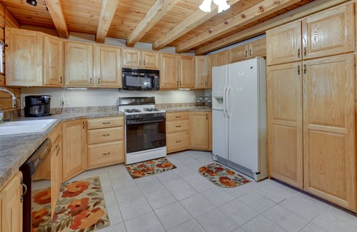 White Cloud Cabin | White Cloud Cabin w/ Deck: 2 Mi to Hardy Dam Pond