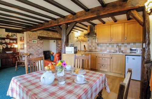 Farlow Cottage | WHITE COTTAGE, pet friendly, with a garden in Cleobury Mortimer