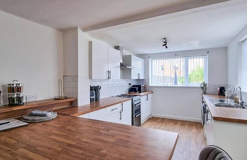 Cleethorpes House | White Cozy House With Pool Table Game Room
