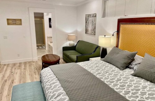 Ahwahnee House | White Feather Suite Hot Tub Private Sleeps 2