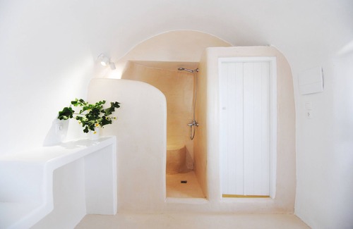 Finikia House | White Grape Suites