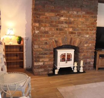 Bryncethin House | White House Cottage. Dogs welcome. Entire house.