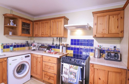 Little Snoring Cottage | WHITE HOUSE COTTAGE, pet friendly, with open fire in Fakenham