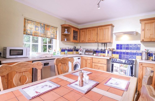 Little Snoring Cottage | WHITE HOUSE COTTAGE, pet friendly, with open fire in Fakenham
