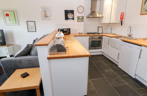 Mawgan Porth Apartment | WHITE LODGE APARTMENT, romantic, luxury holiday cottage in Newquay
