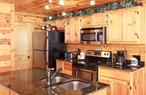 White Oak Lodge Cabin | White Oak Getaway, Hot Tub, Sleeps 6, Resort Community.