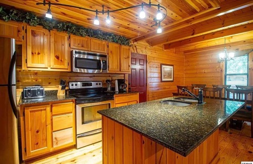 White Oak Lodge Cabin | White Oak Getaway, Hot Tub, Sleeps 6, Resort Community.