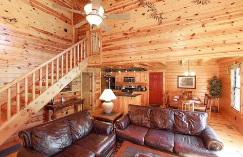White Oak Lodge Cabin | White Oak Getaway, Hot Tub, Sleeps 6, Resort Community.