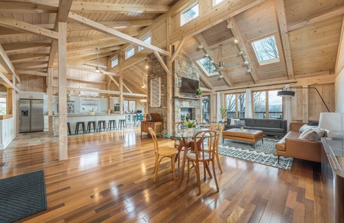 Royal Pines House | White Pine Retreat - Pet friendly, Beautiful Views and 20 Minutes to AVL!